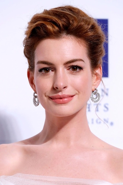 Transformasi Penampilan Anne Hathaway