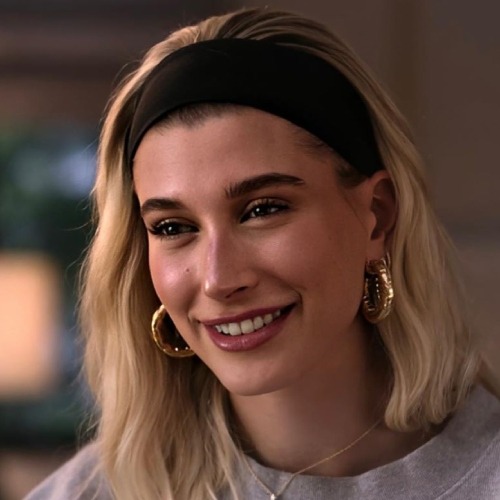 Ngetren Lagi, Ini Dia Penampilan Seleb dengan Headband ala Tahun 90-an