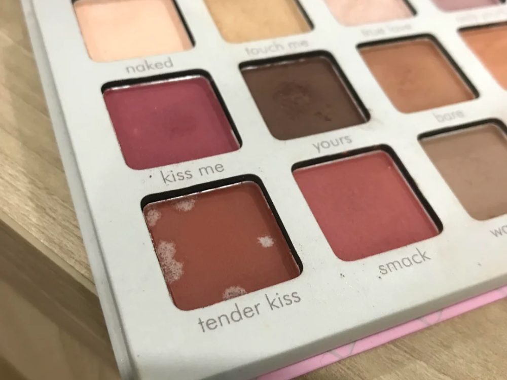 Makeup Bertekstur Powder juga Bisa Jamuran, yuk Cegah dengan Tips