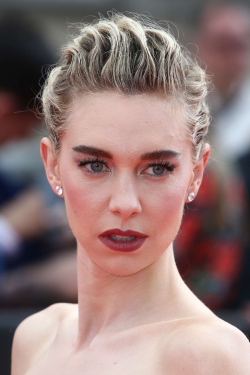 Pesona Kecantikan Vanessa Kirby