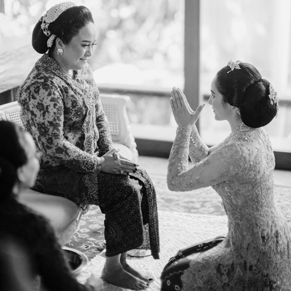 makna-upacara-siraman-adat-jawa-yang-dlakukan-chelsea-islan