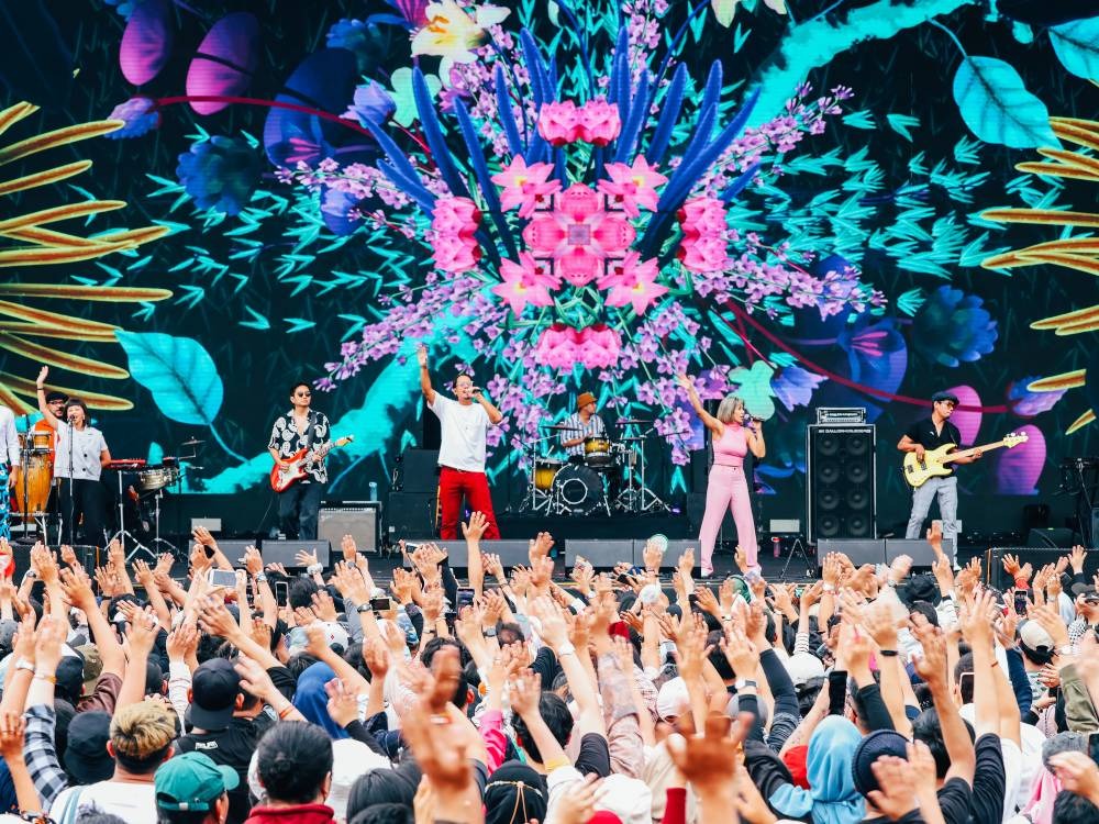 sederet-momen-reuni-musisi-di-synchronize-fest-2022