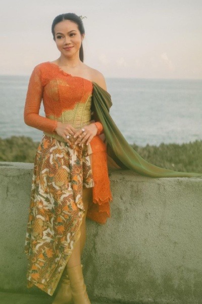 inspirasi-batik-dan-kebaya-ala-yura-yunita