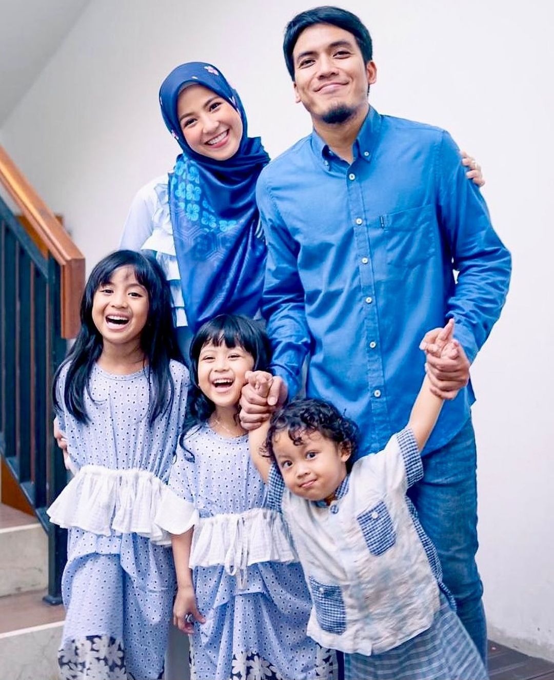 Terlihat Seumuran Ini 5 Pasangan Seleb Yang Menikah Dengan Jarak Usia Jauh Beauty Journal