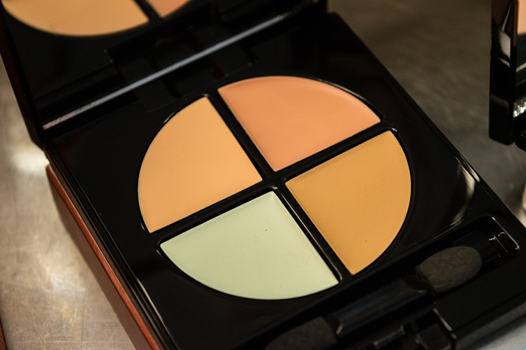 Mau Tahu Jenis Concealer Apa yang Sesuai dengan Jenis Kulit? Simak ...